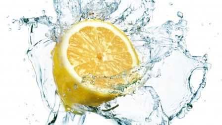 Apa cu lămâie nu este un moft. 4 motive pentru care medicii o recomandă