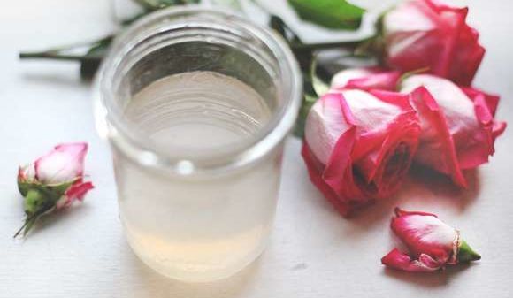 crema de trandafiri facuta in casa)