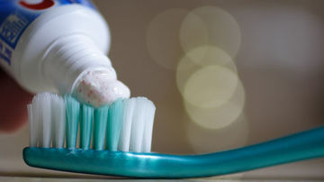 Ingrediente cu potential toxic din pasta de dinti pe care ar fi bine sa le eviti