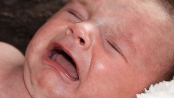 Bebelusii sunt traumatizati de procedurile medicale comune