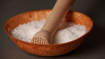 Cum îţi dai seama daca mănânci prea multă sare?